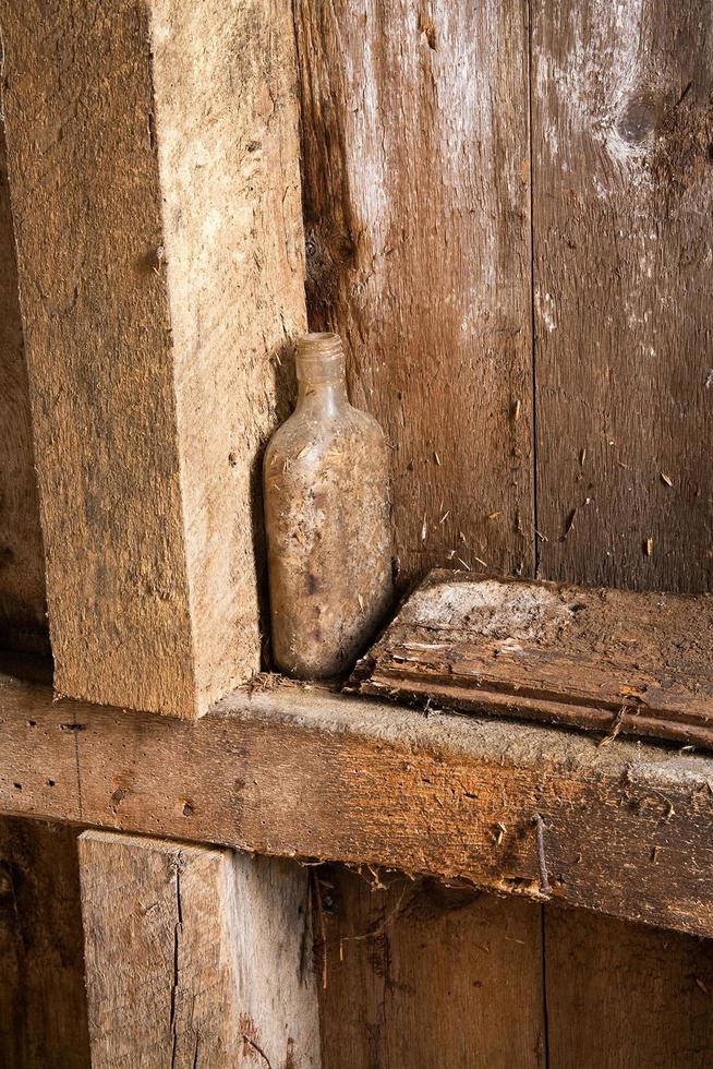 gammal dammig flaska i en gammal kvarn i västra virginia foto