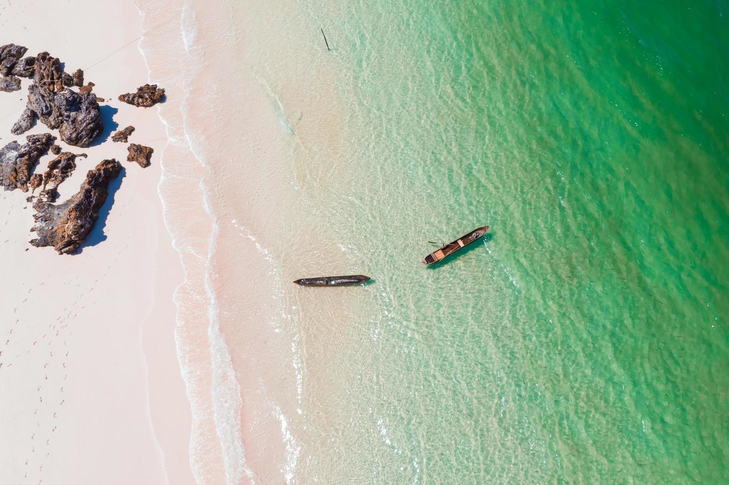 Flygfoto över turister paddla kajak i stenblock foto