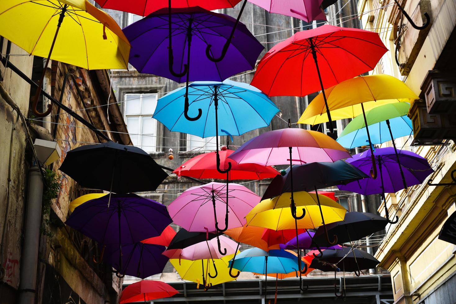 gata dekorerad med färgglada paraplyer i istanbul foto