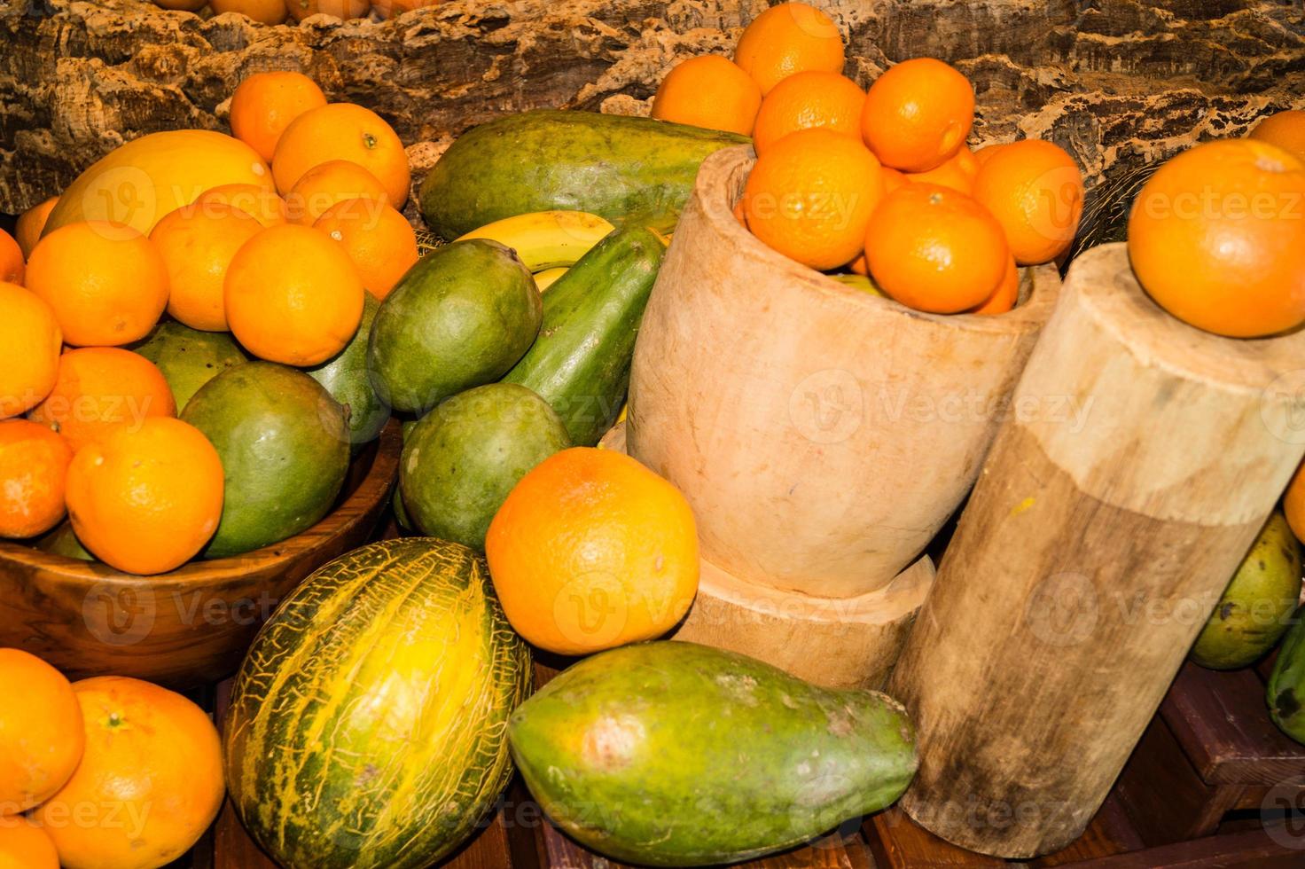 papaya och annan frukt på en marknad foto