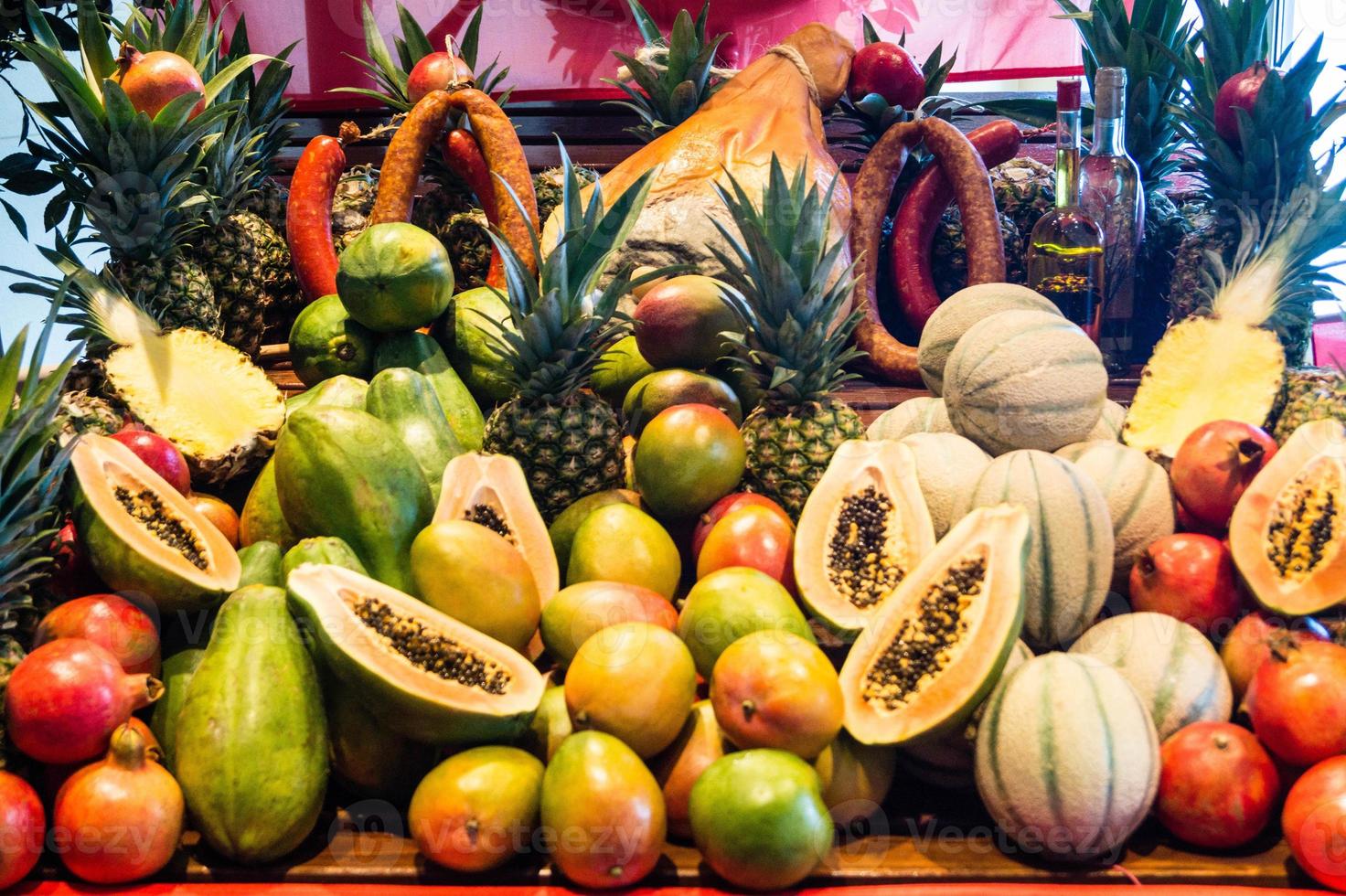 papaya och annan frukt på en marknad foto
