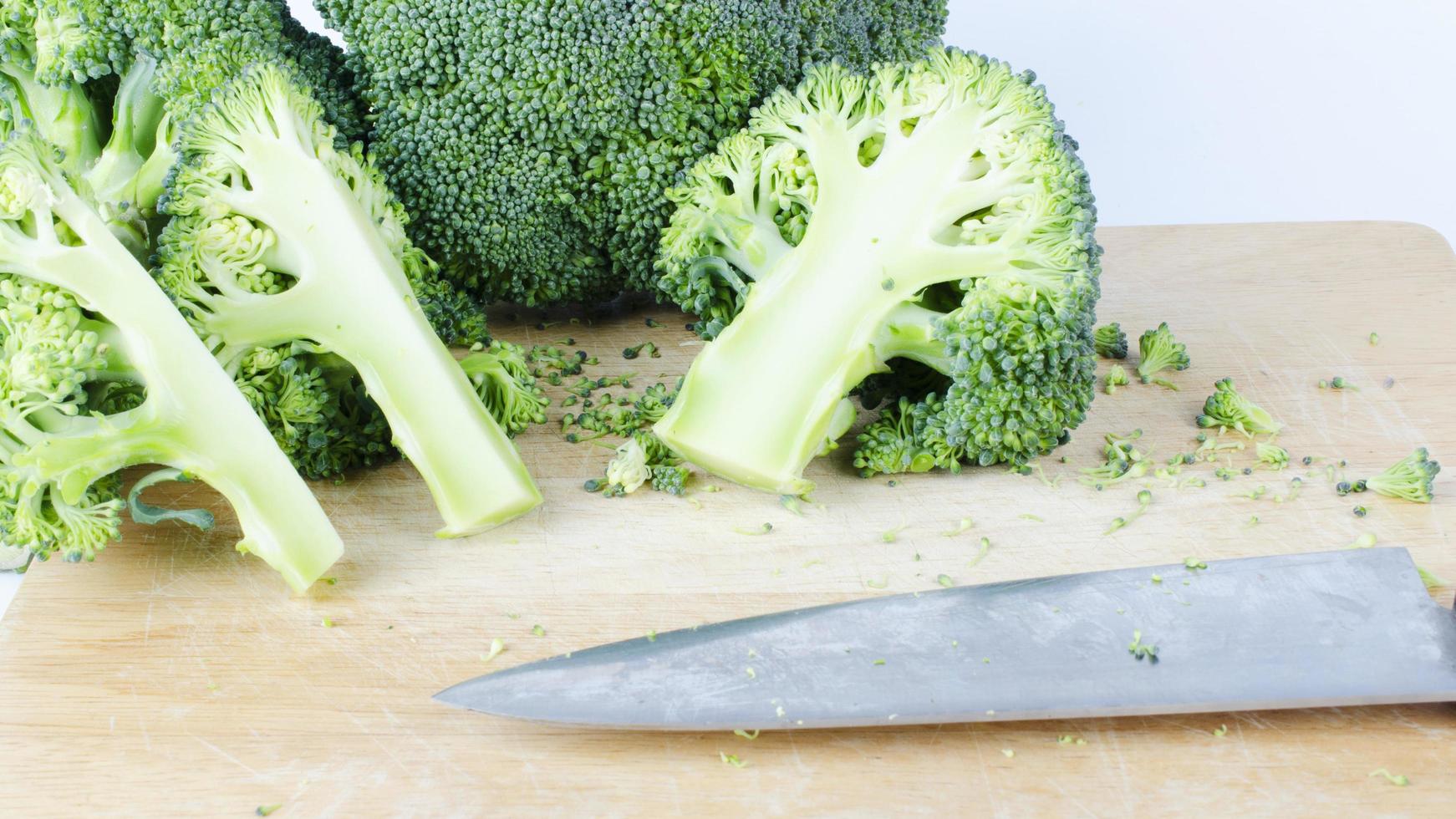 närbild av broccoli skivad på trä skärbräda foto