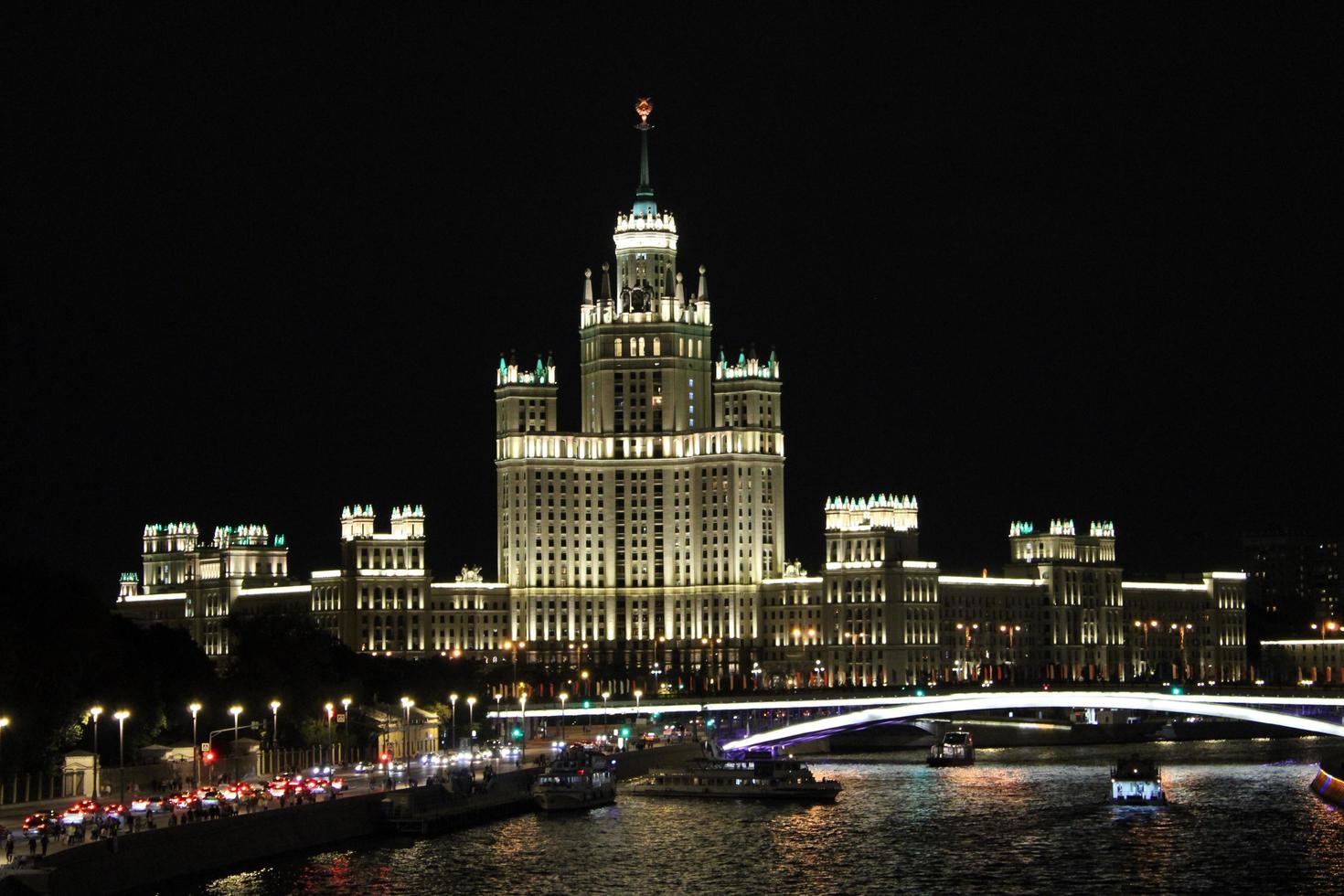 moskva flod i hjärtat av moskva nära zaryadye park. foto