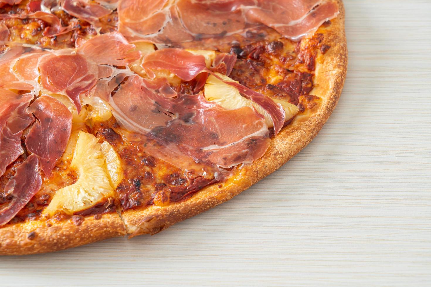 pizza med prosciutto- eller parmaskinkspizza foto