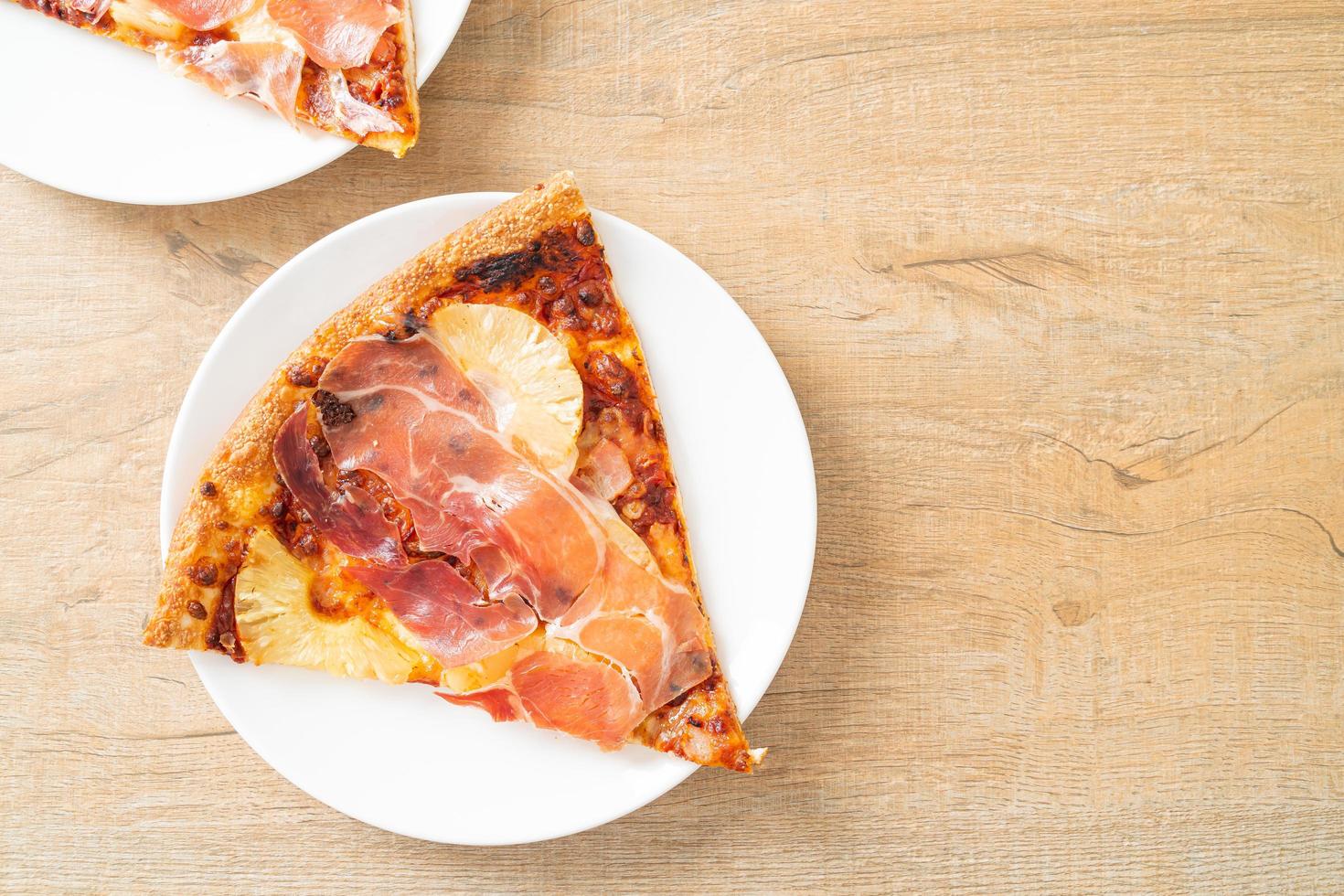 pizza med prosciutto- eller parmaskinkspizza foto