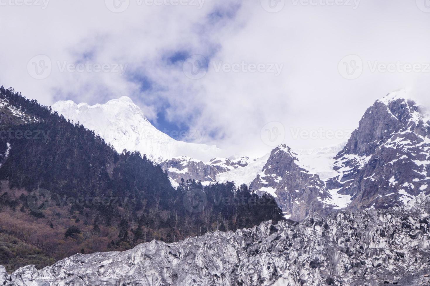 meili snow mountain som kawa karpo som ligger i provinsen Yunnan, Kina foto