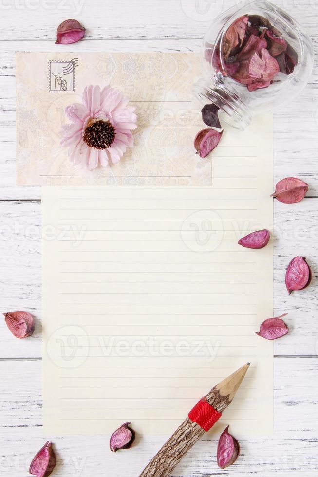 papper med blomma och penna foto