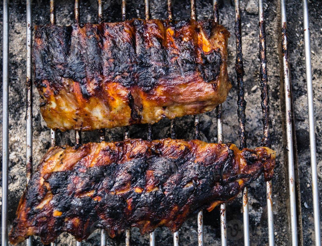 långsamt grillat kött med örter och kryddor foto