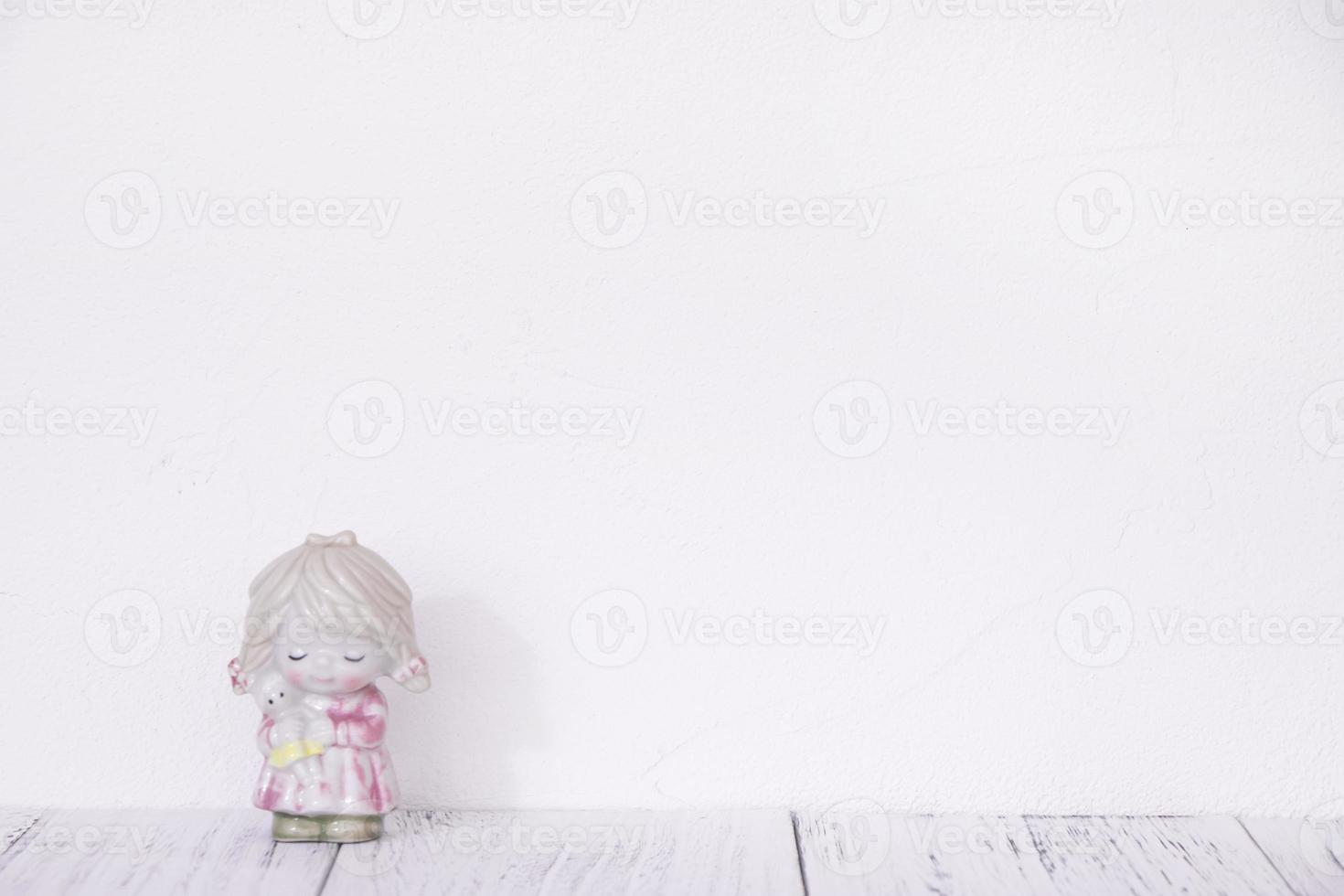 keramisk docka på vit vägg foto