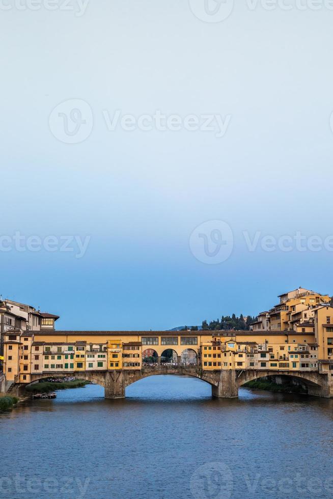 solnedgång på ponte vecchio - gammal bro - i Florens, Italien. foto