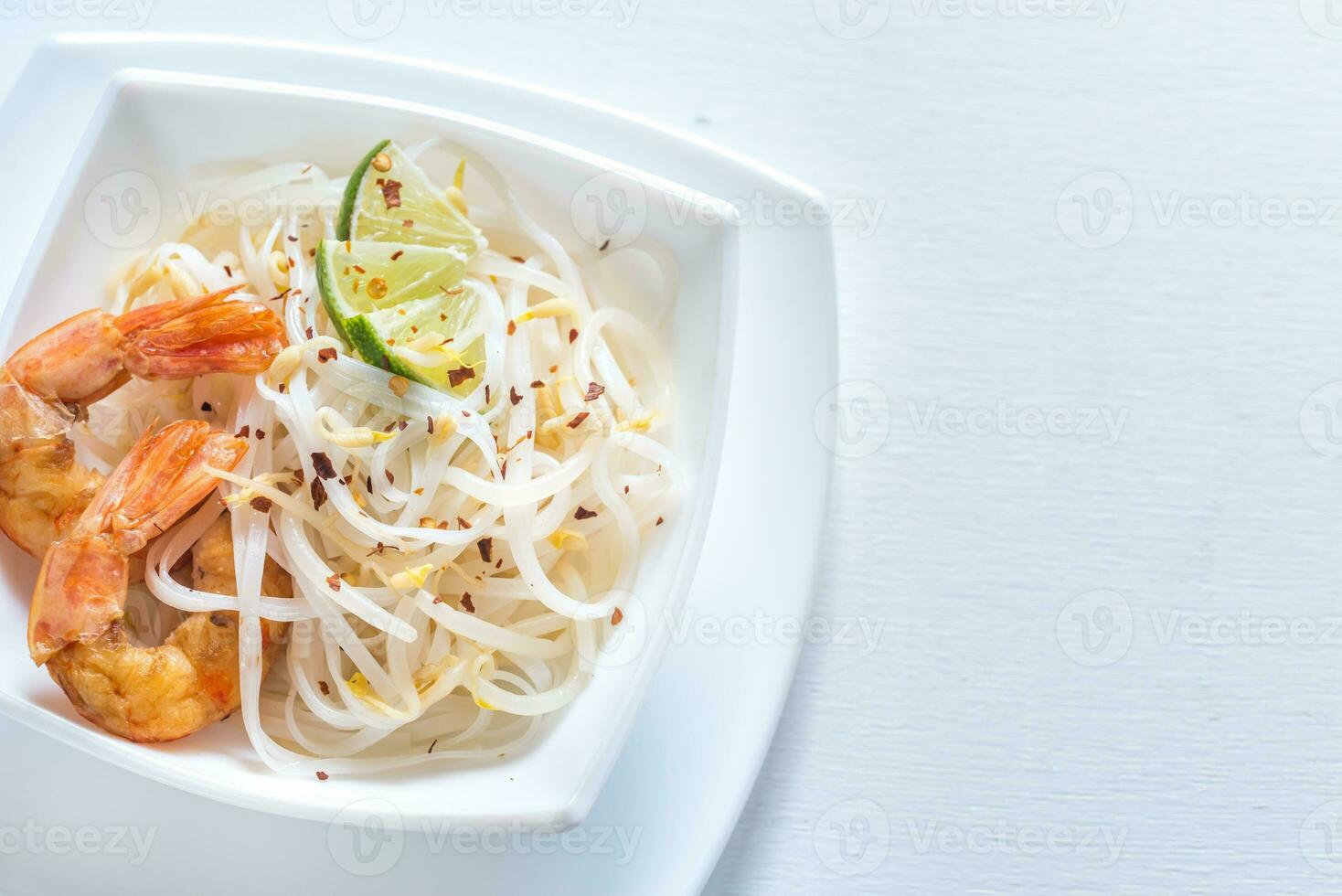 ris spaghetti med räkor och böna groddar foto