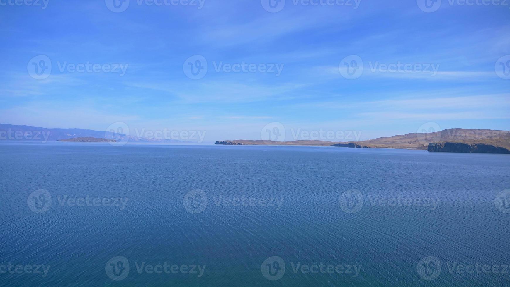 Lake Baikal Olkhon Island i en solig dag, Irkutsk Ryssland. foto