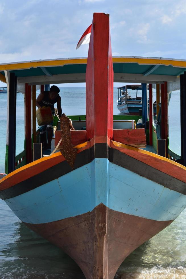 traditionell båt vid Indonesiens kust foto