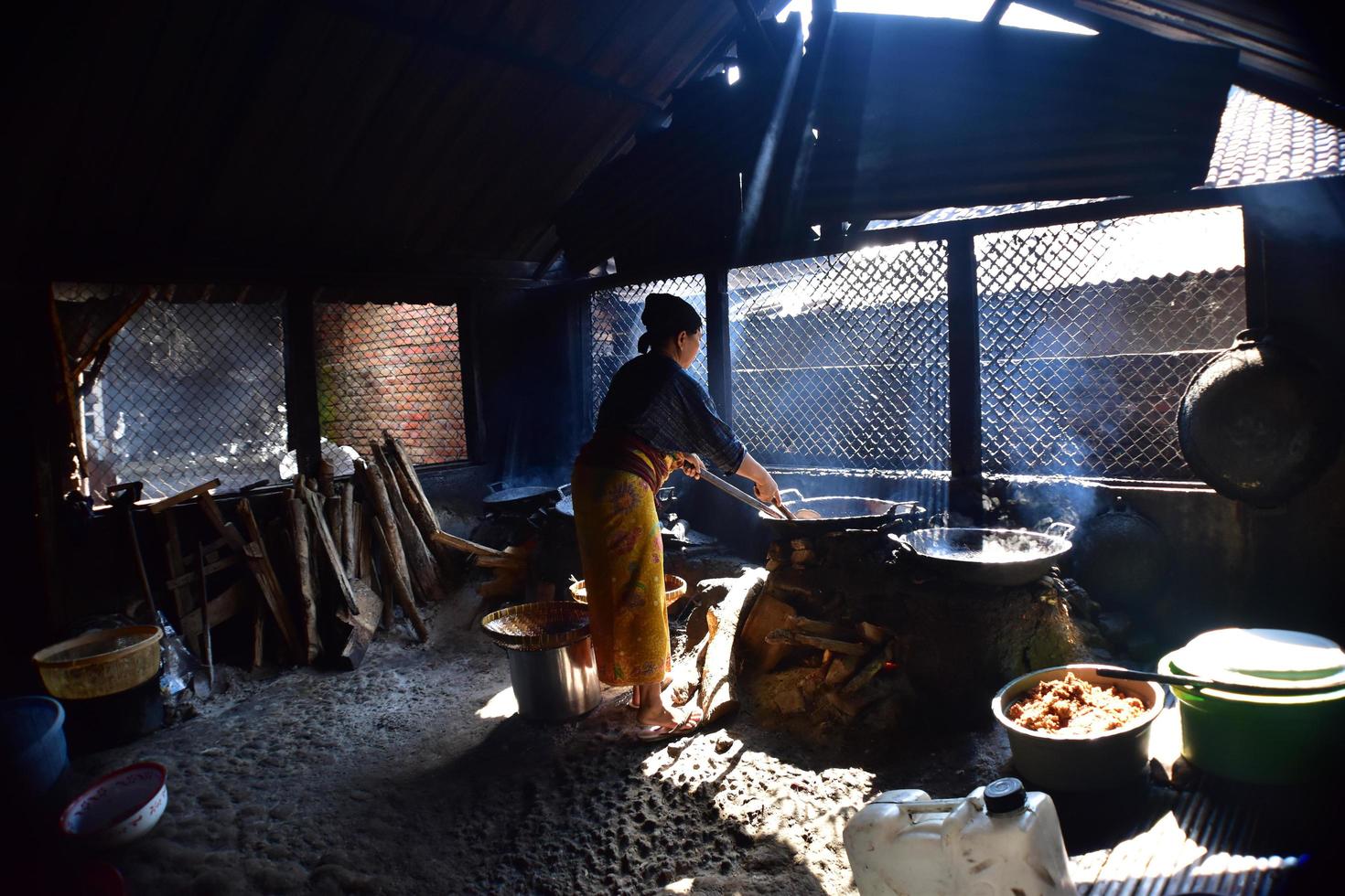 foto av atmosfären i ett traditionellt kök i Indonesien