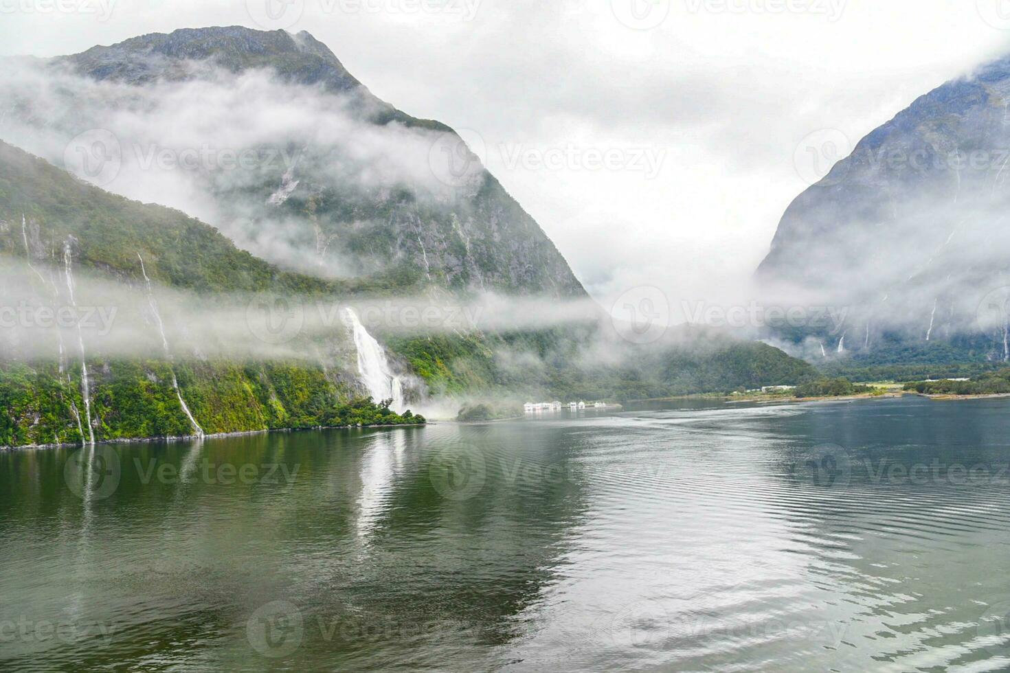 efter regn, dynamisk himmel, milford ljud ny zealand foto