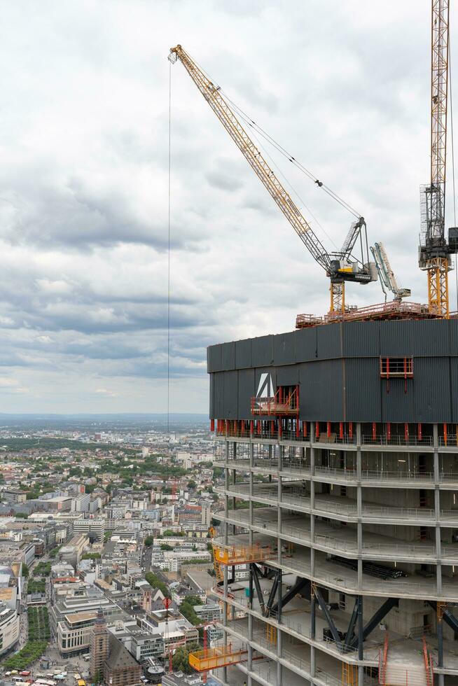 frankfurt am huvud, Tyskland, augusti 08, 2023. en skyskrapa under konstruktion i frankfurt företag huvudstad. begrepp av modern urban arkitektur. foto