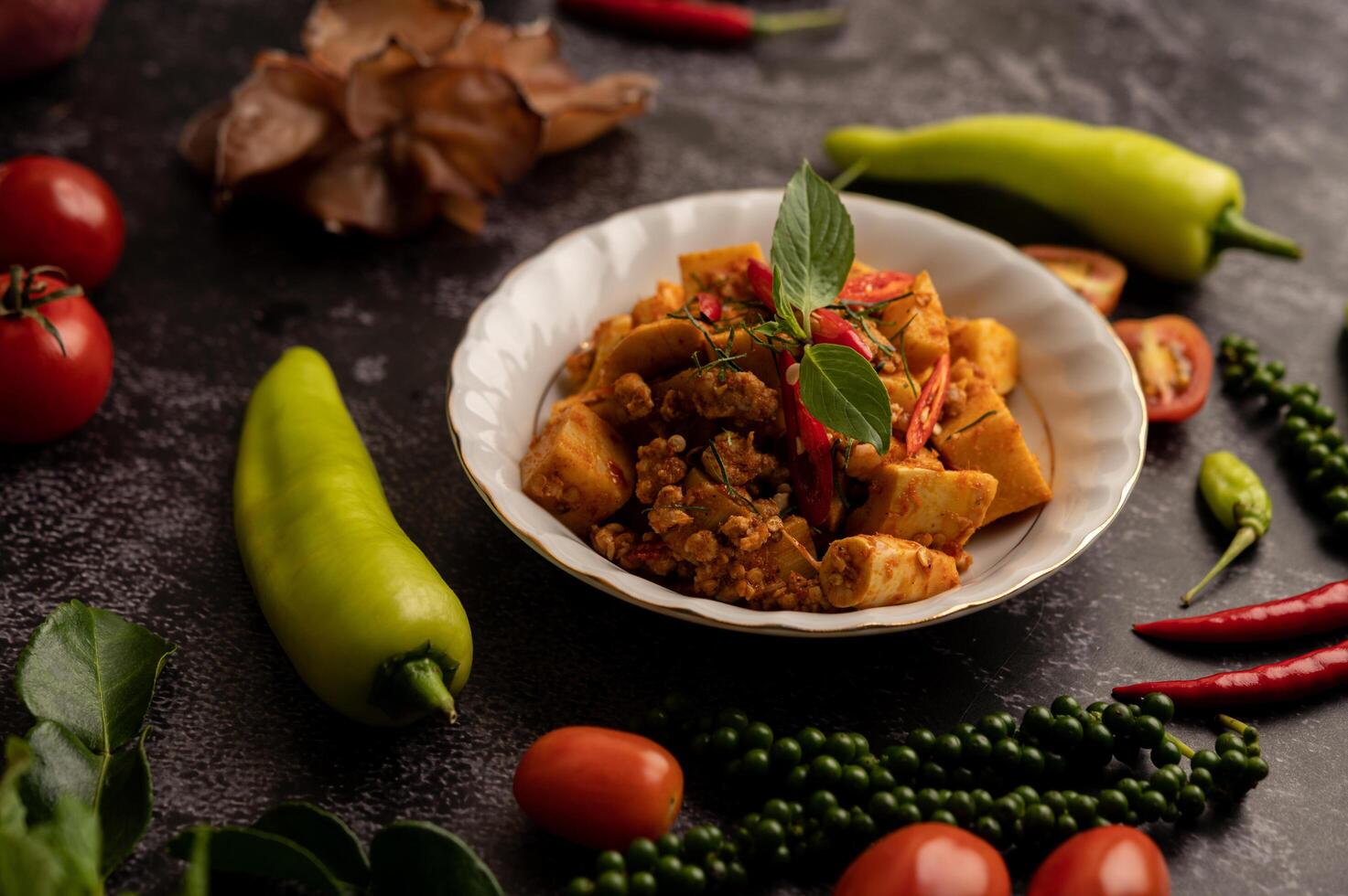 rör stekt currypasta med bambuskott och fläskfärs. foto