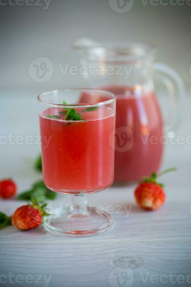 kall sommar jordgubb kvass med mynta i en glas foto