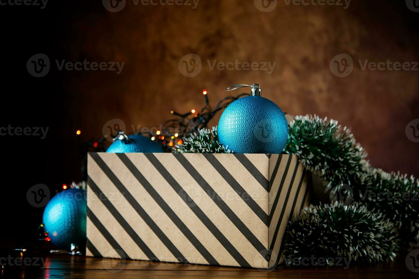 jul kort . ny år färgrik leksaker i en låda med dekorationer. foto