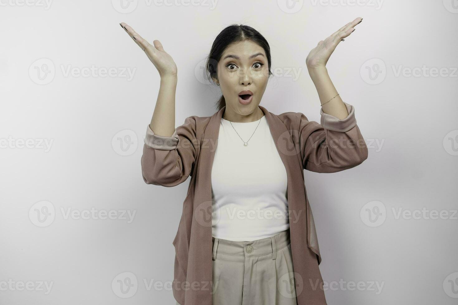 chockade asiatisk kvinna anställd bär cardigan pekande på de kopia Plats på topp av henne, isolerat förbi vit bakgrund foto