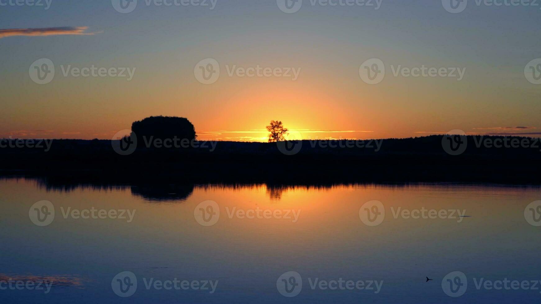 skön se av de höst natur, de flod foto