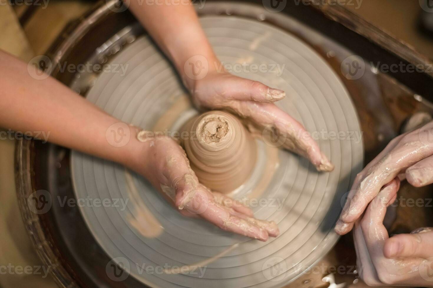 krukmakare flicka Arbetar på krukmakare hjul, framställning keramisk pott ut av lera i krukmakeri verkstad foto