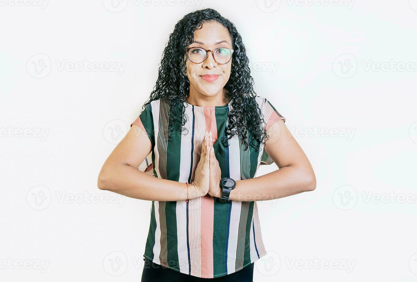 ung kvinna i glasögon be för en förmån isolerat. latin flicka be för hjälp med henne händer isolerat foto