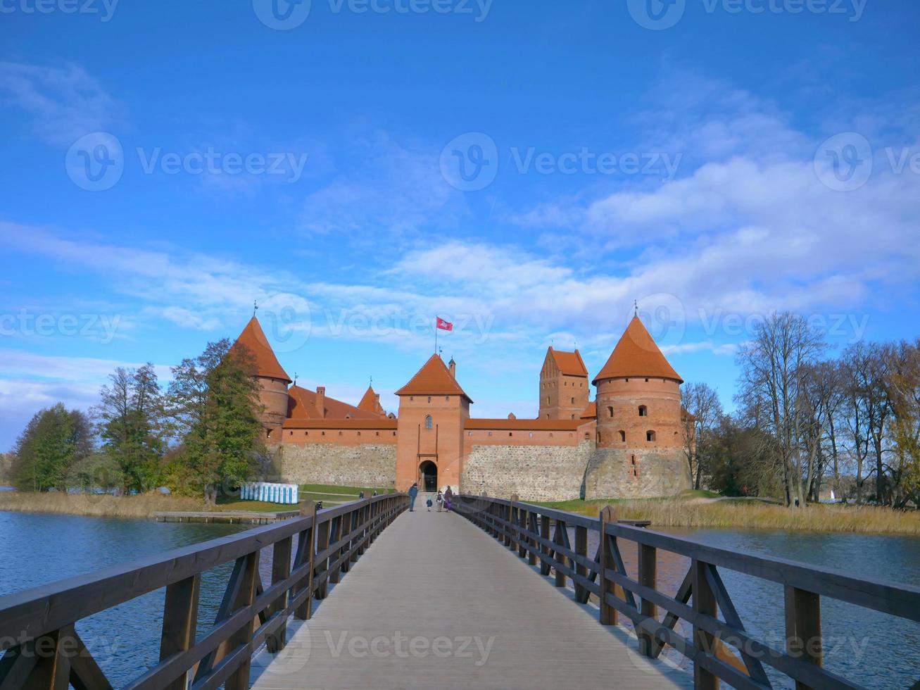 trakai slott och träbro framför portarna, litauen foto