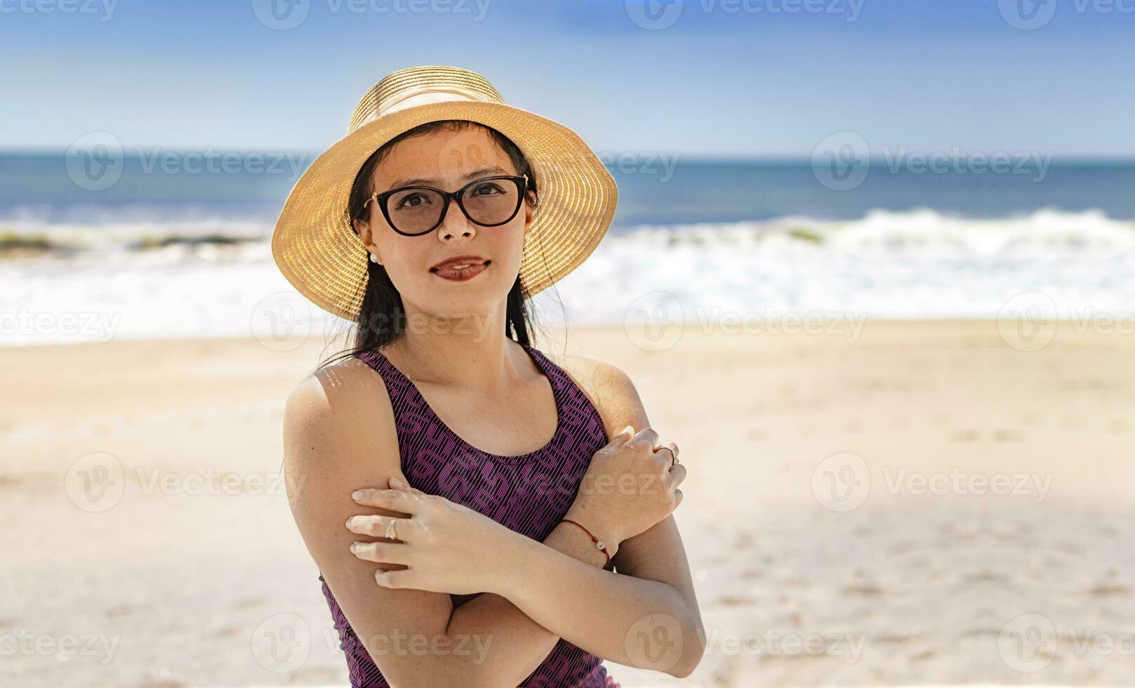 Söt kvinna med hatt på de strand, porträtt av latin flicka med hatt på de strand foto