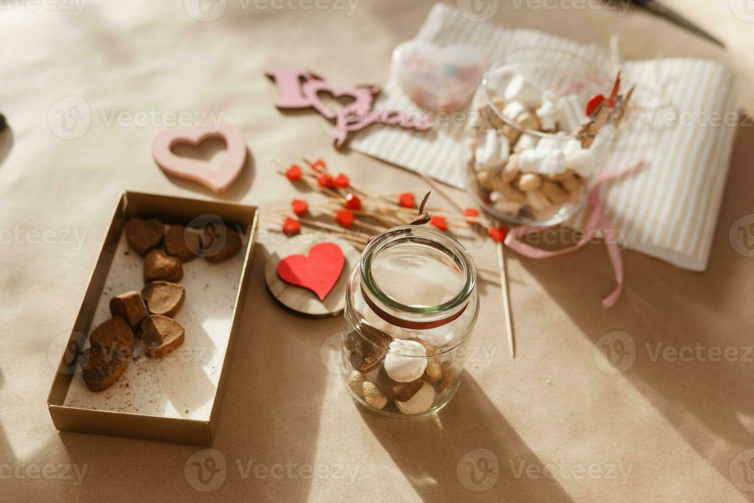 ljuv gåva för hjärtans dag med din egen händer. en gåva för de Semester tillverkad av hjärtformade godis och marshmallows foto