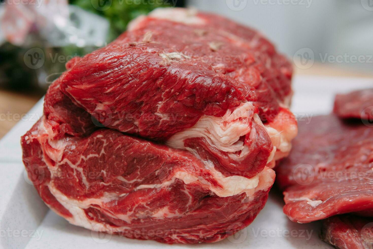 åldrig nötkött för matlagning biff i en matlagning klass. rå nötkött närbild. foto
