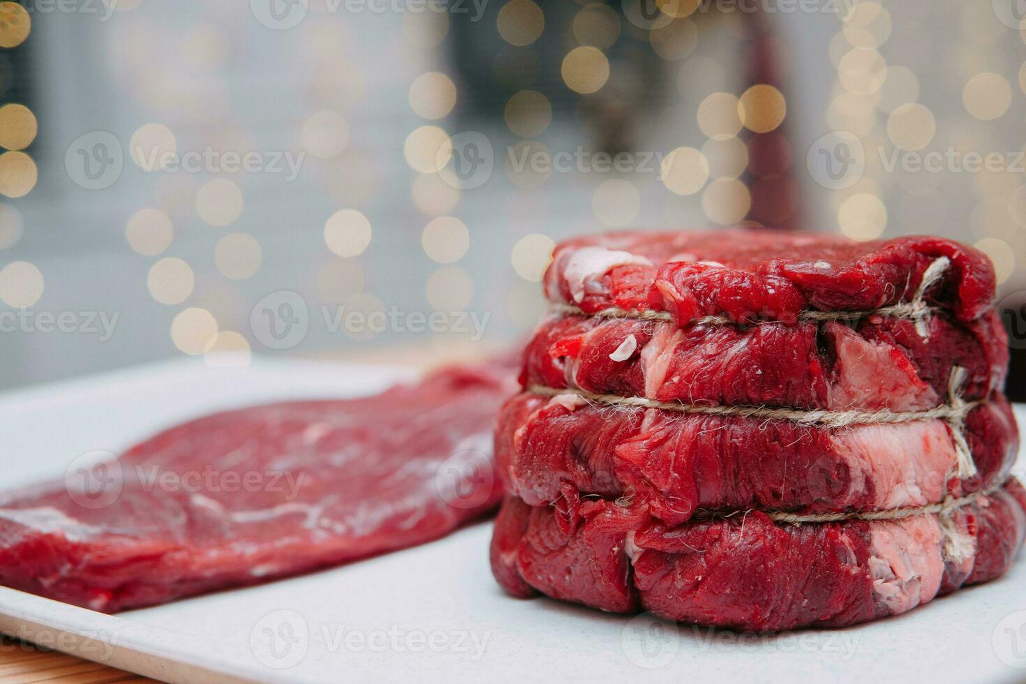 en bit av åldrig nötkött på en tallrik. kött för biffar i en matlagning klass. foto