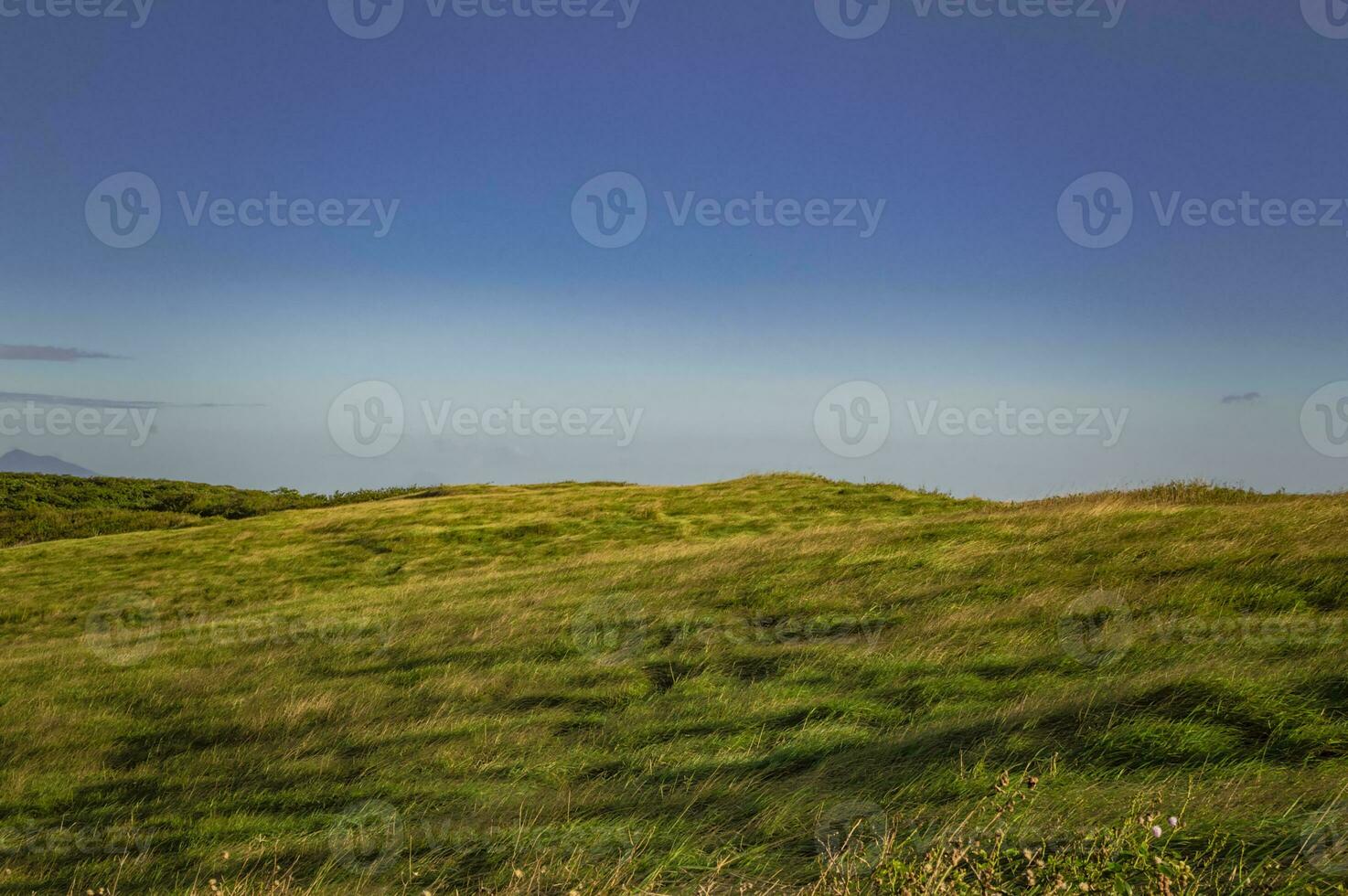 bild av en kulle med moln och blå himmel, bild av en kulle med blå himmel i de bakgrund foto