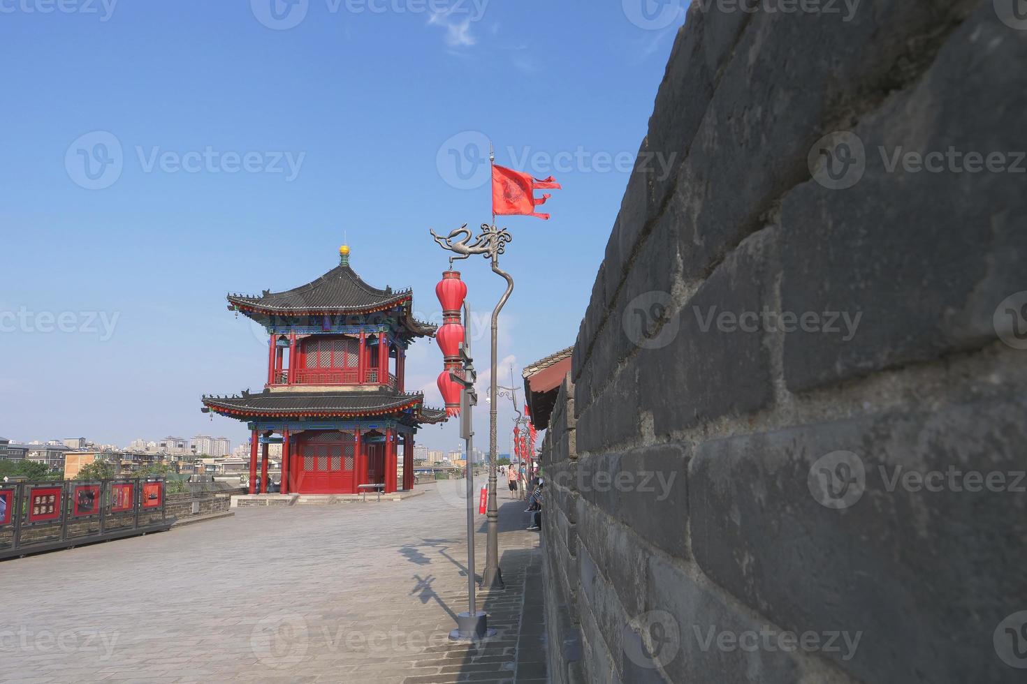 berömd kinesisk gammal arkitektur sten stadsmur i xian Kina foto