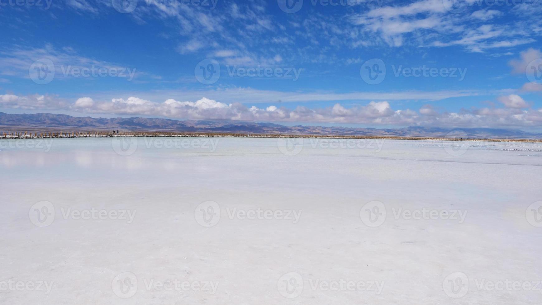 majestätiskt vackert landskap av caka salt lake i Qinghai Kina foto