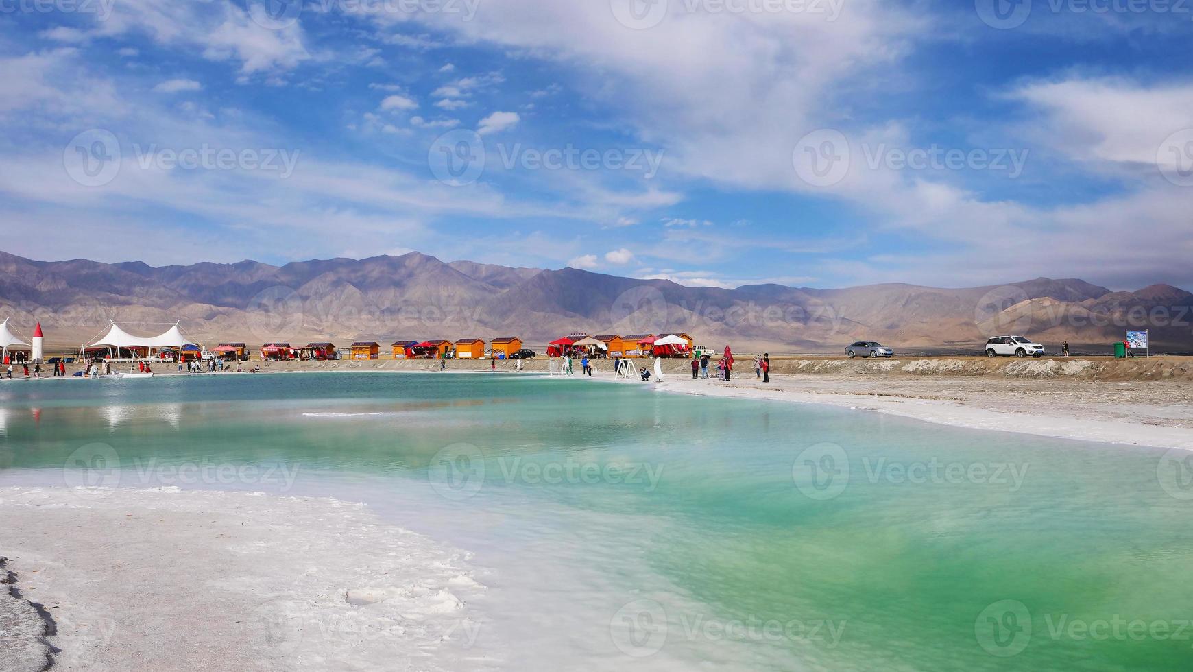 vacker natur landskap utsikt över smaragd salt sjö i Qinghai Kina foto