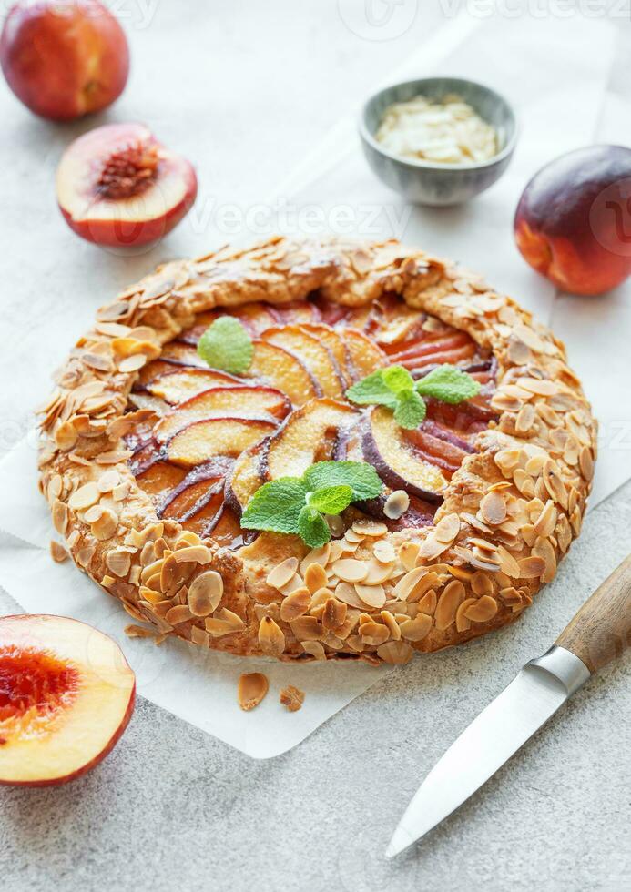 hemlagad galette med persikor. foto