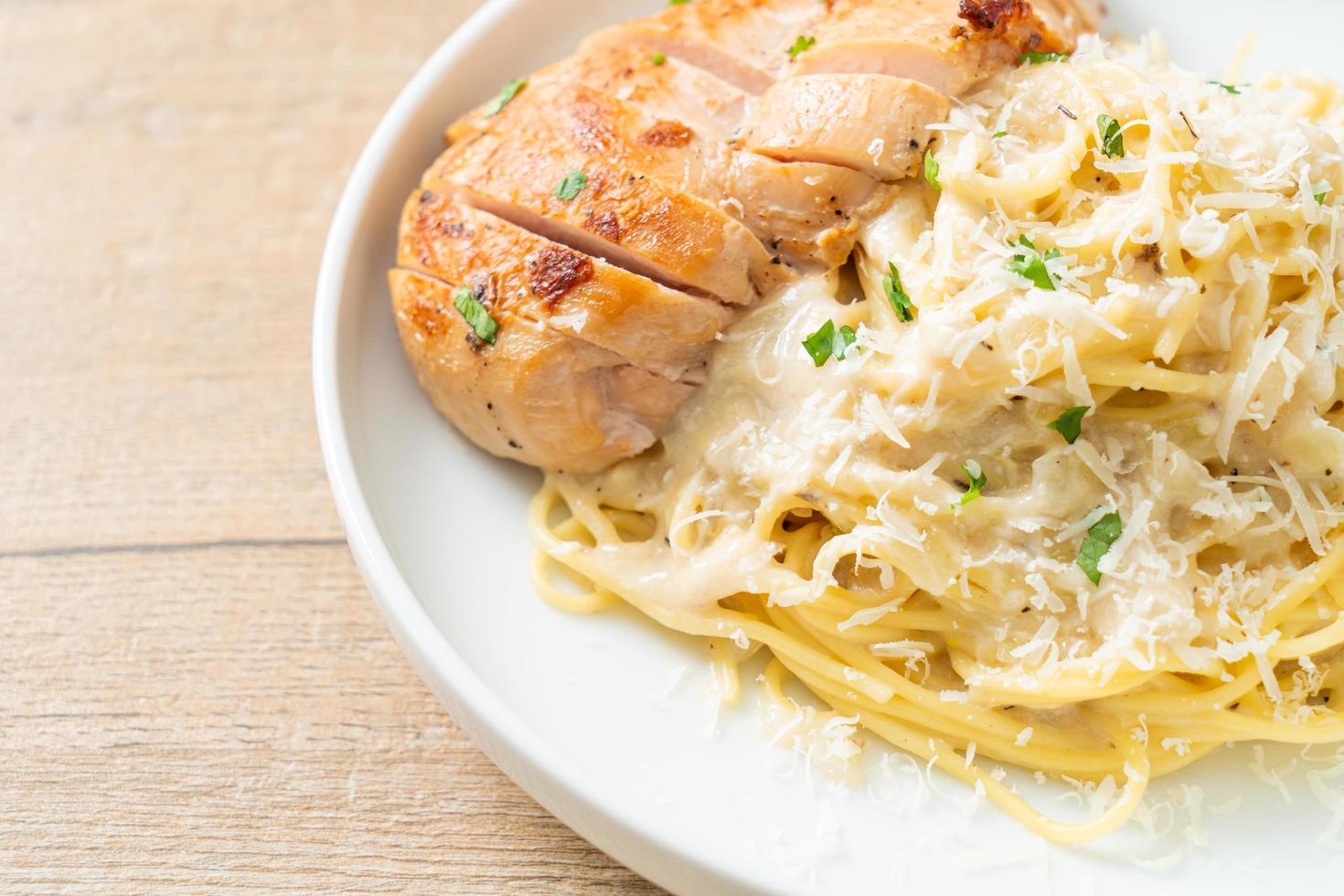 spaghetti vit krämig sås med grillad kyckling foto