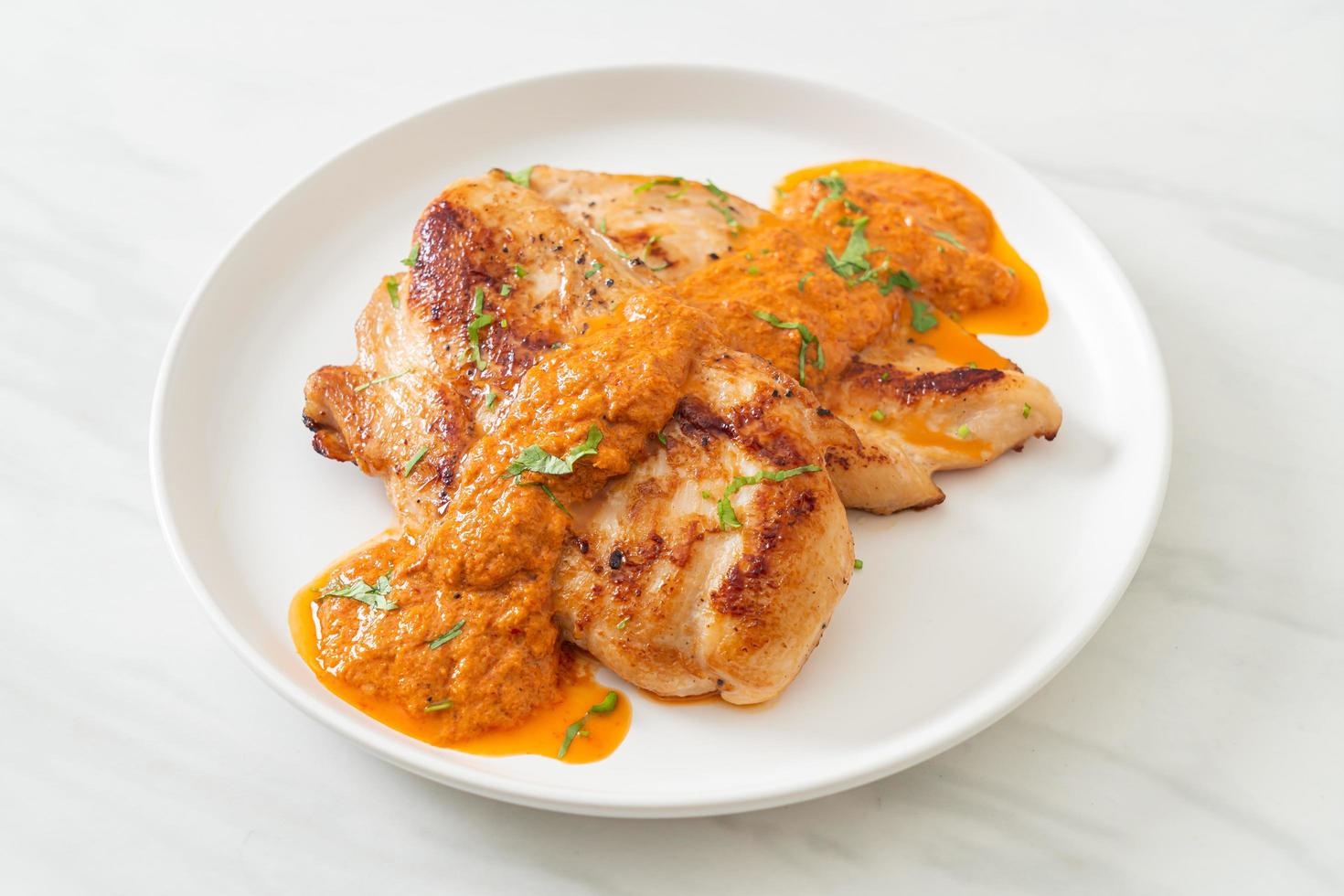 grillad kycklingstek med röd currysås foto