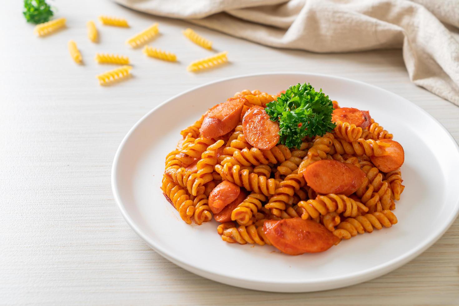 spirali eller spiral pasta med tomatsås foto