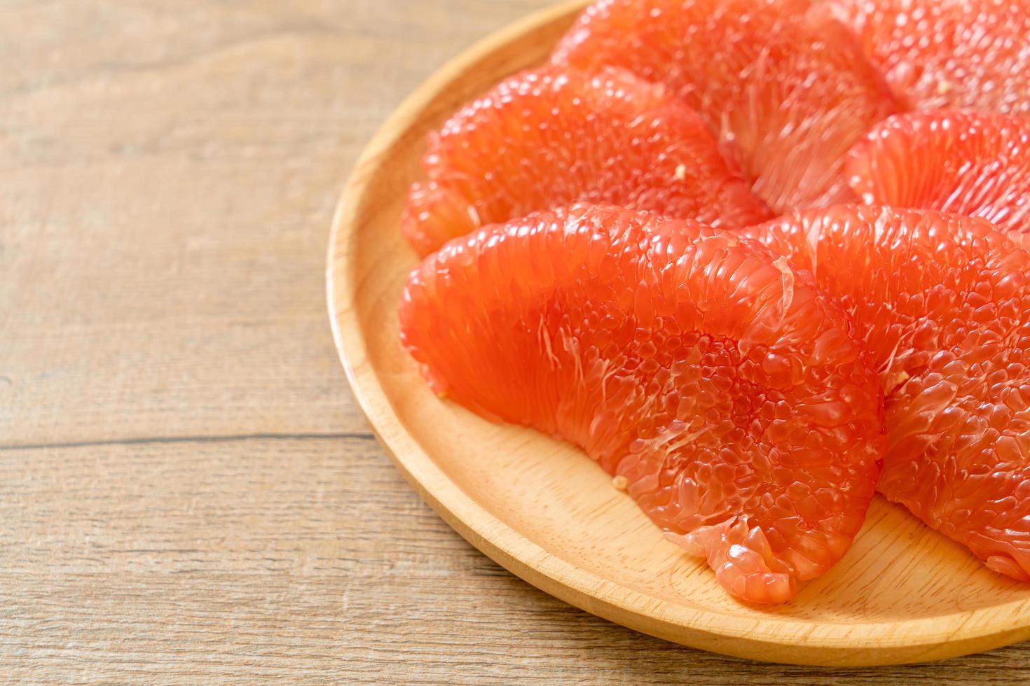 färsk röd pomelo frukt eller grapefrukt foto