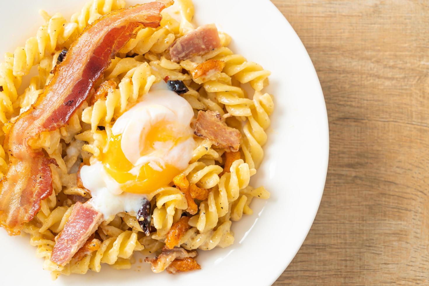 carbonara fusilli pasta kryddig bacon foto