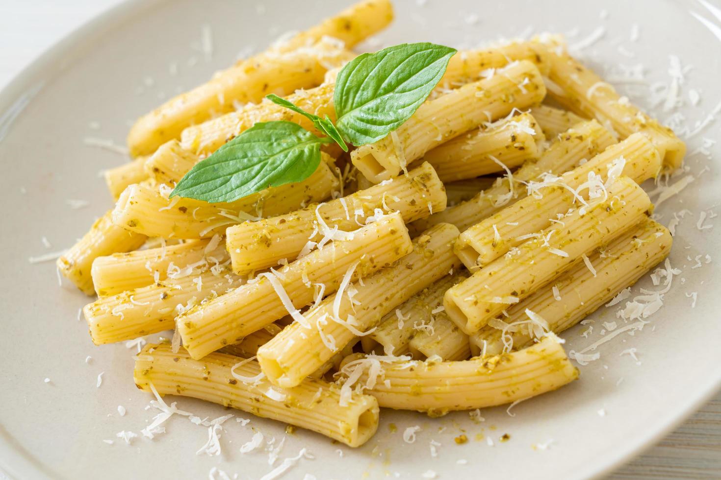 pesto rigatoni pasta med parmesanost foto