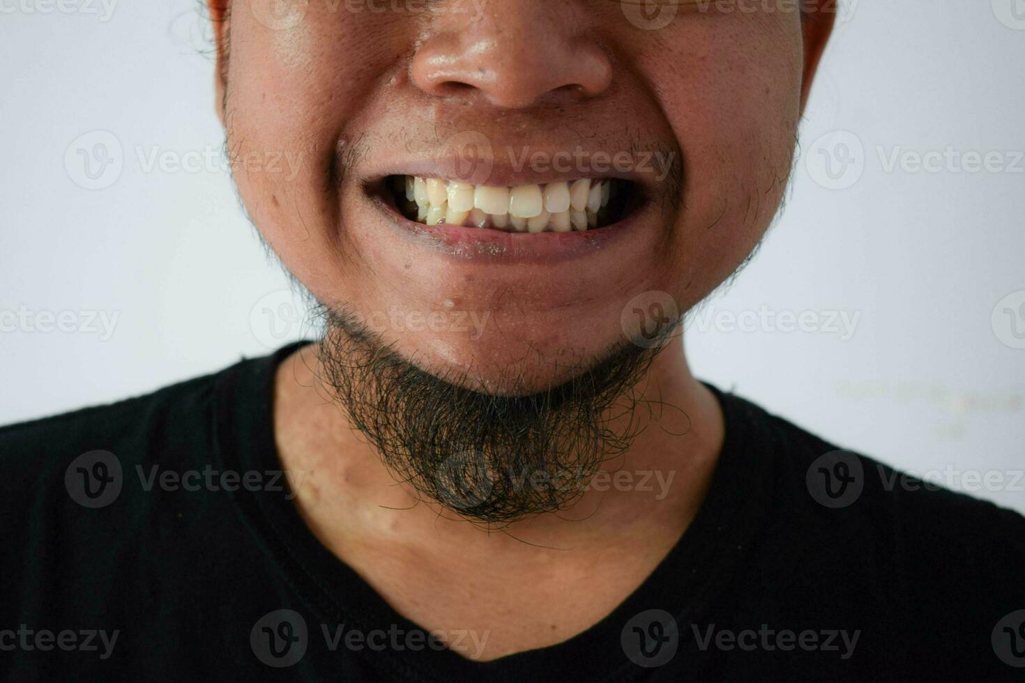 vuxen asiatisk man bär svart t-shirt foto