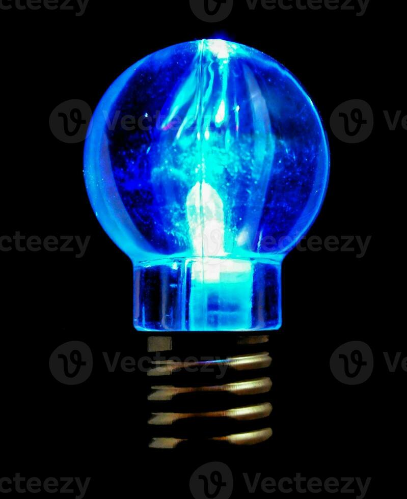 blå glödlampa på mörk bakgrund foto