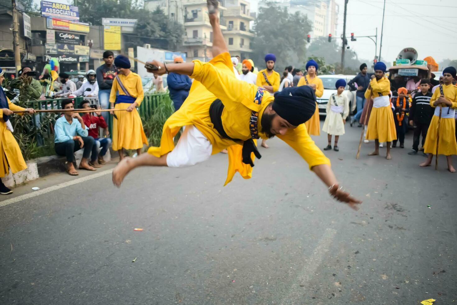 delhi, Indien, oktober 2, 2023 - sikher visa gatka och krigisk konst under årlig nagar kirtan, traditionell, procession på konto av födelsedag av guru nanak dev ji, nagar kirtan i öst delhi område foto
