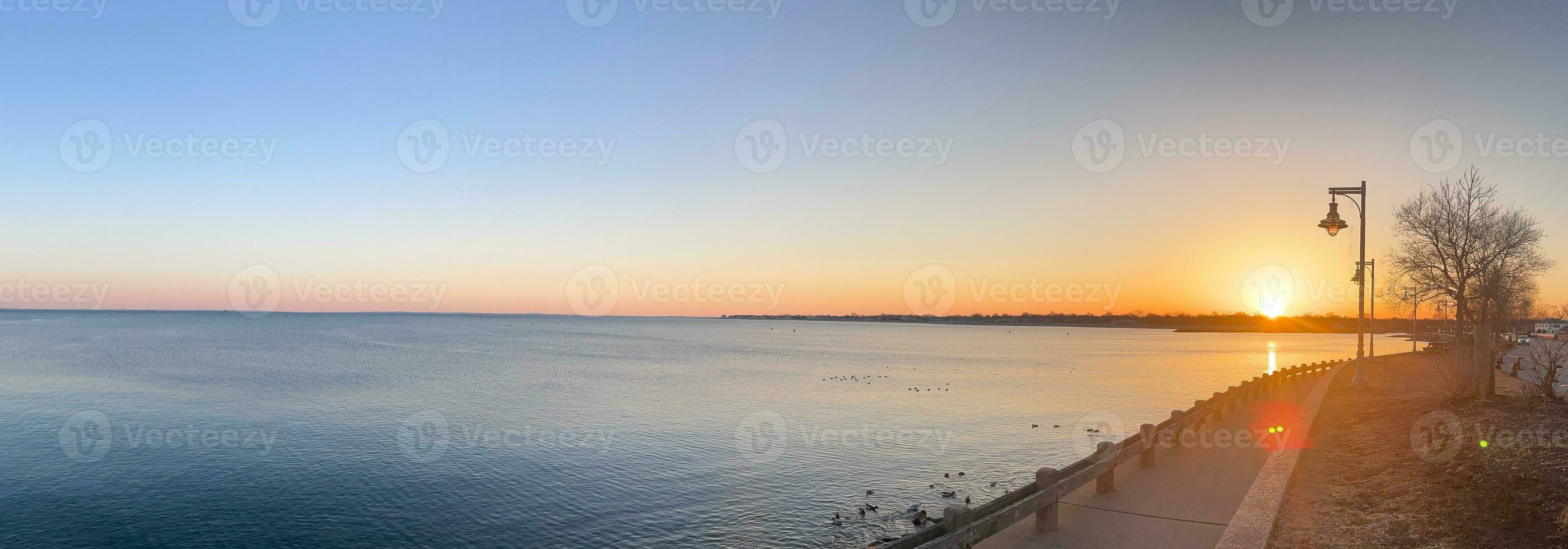 skön solnedgång landskap och färgrik blå himmel bakgrund Foto