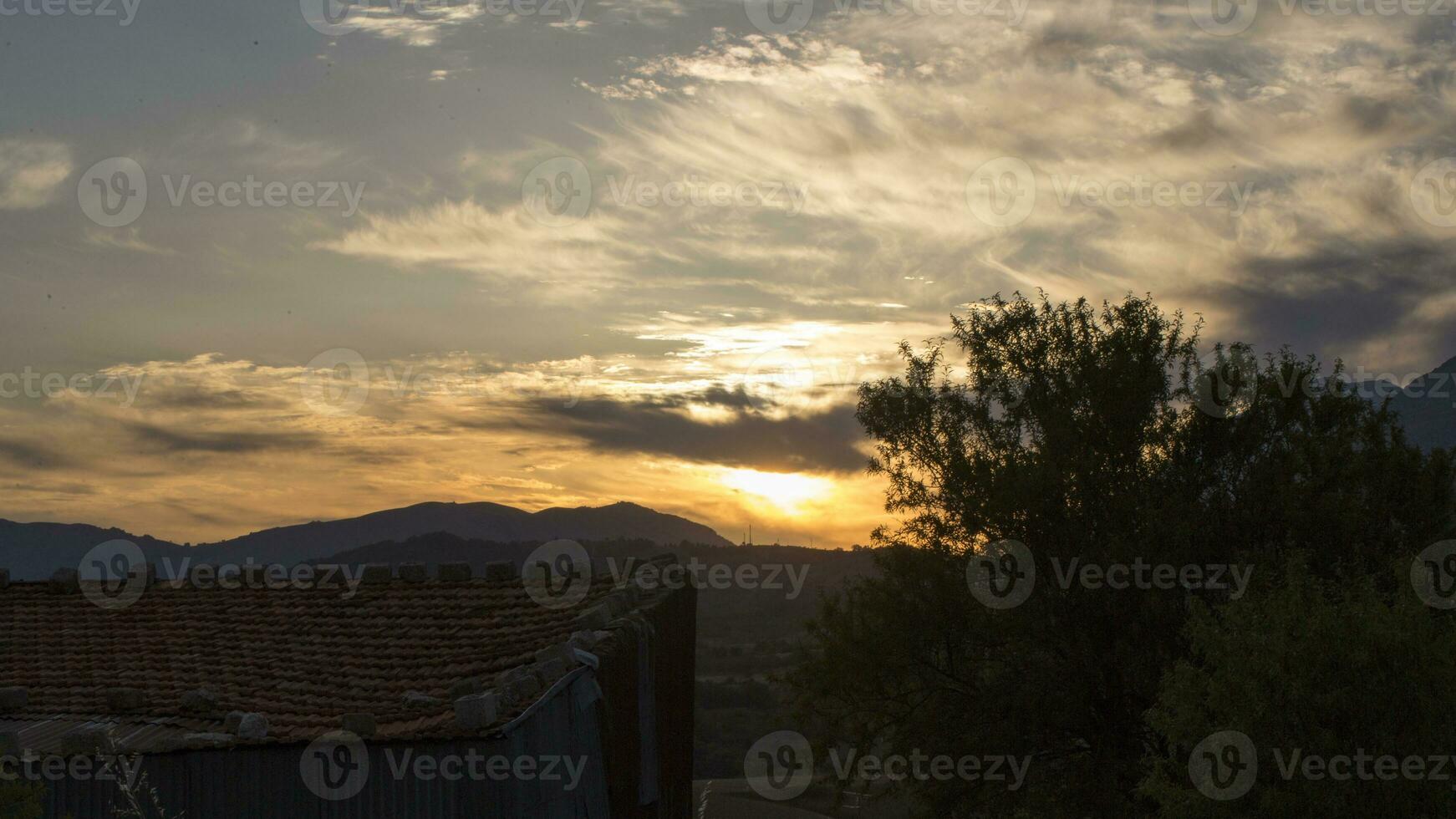 solnedgång på de abruzzo kullar i Italien med gammal verktyg skjul. hög kvalitet Foto