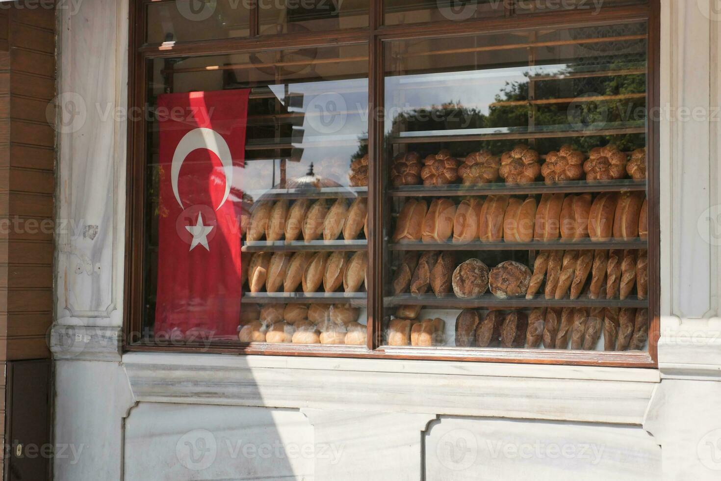 färsk bakad bröd på jordbrukare marknadsföra hyllor i istanbul . foto