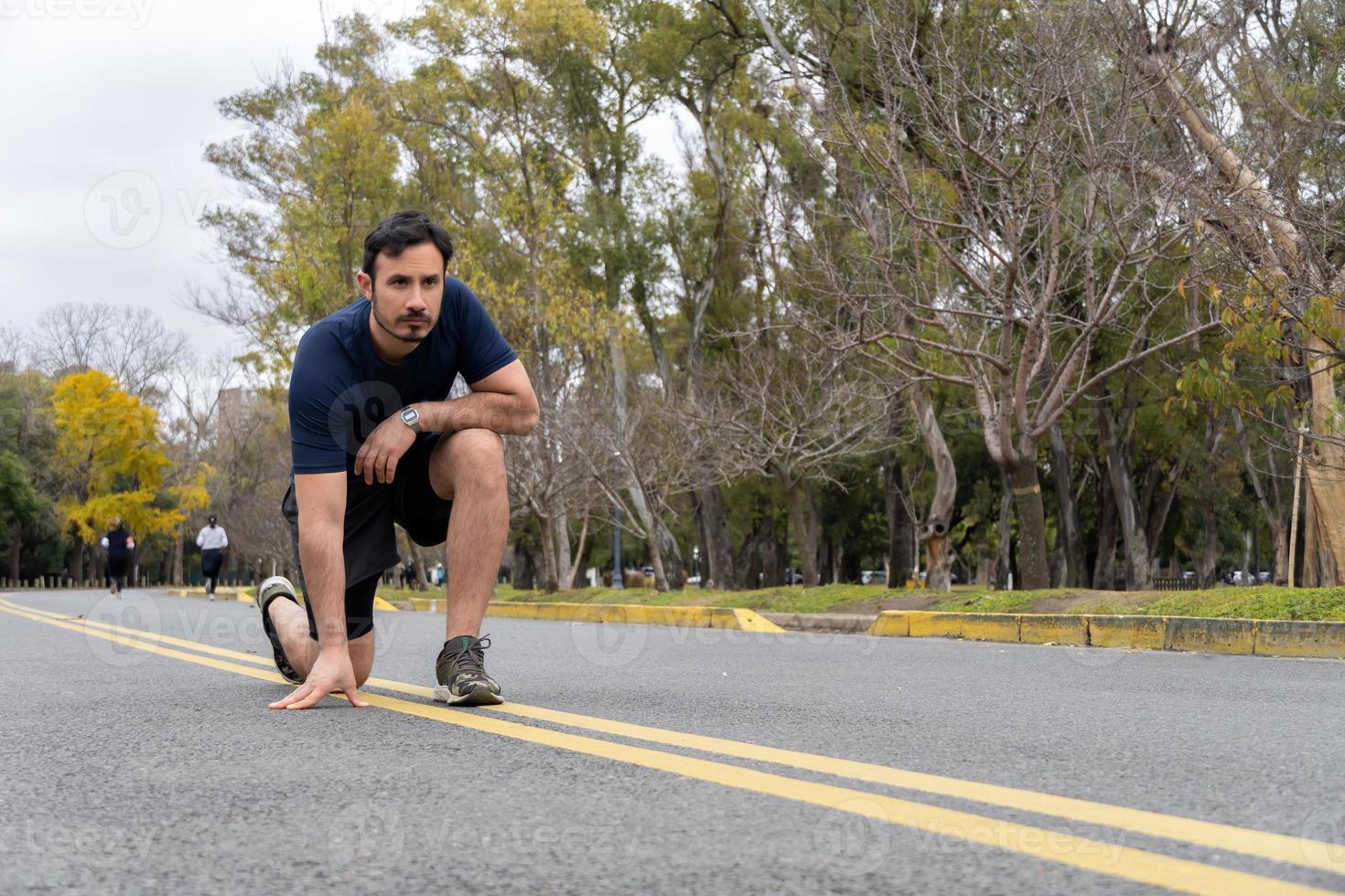 mannen förbereder sig för jogging i parken, spola vy foto